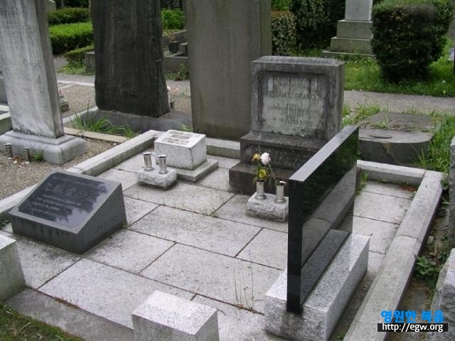 The grabesite of Missionary William C. Grainger in Japan.JPG