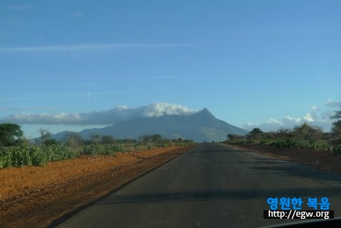 1.Mt.Longido(2,629m),after Namanga border to Tanzania.jpg.JPG