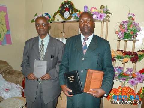 5. 두 목사님께 EGPA의 책 증정 Donated (by EGPA) to two pastors.jpg.JPG