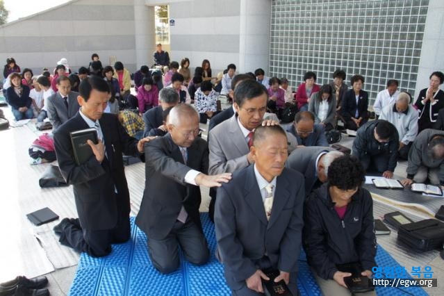 13. Special prayer for Elder Park.JPG