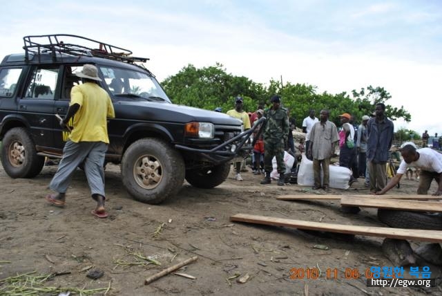 25. Loading Mission Car to boat.JPG
