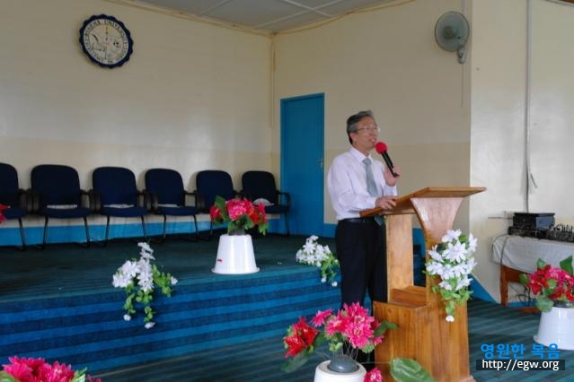 12. Dr.Kim addressing to Bugema students on Sabbath pm.JPG