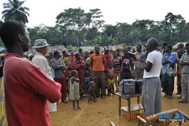 18. Evangelism in Gbandana-Nov 17 2010.JPG